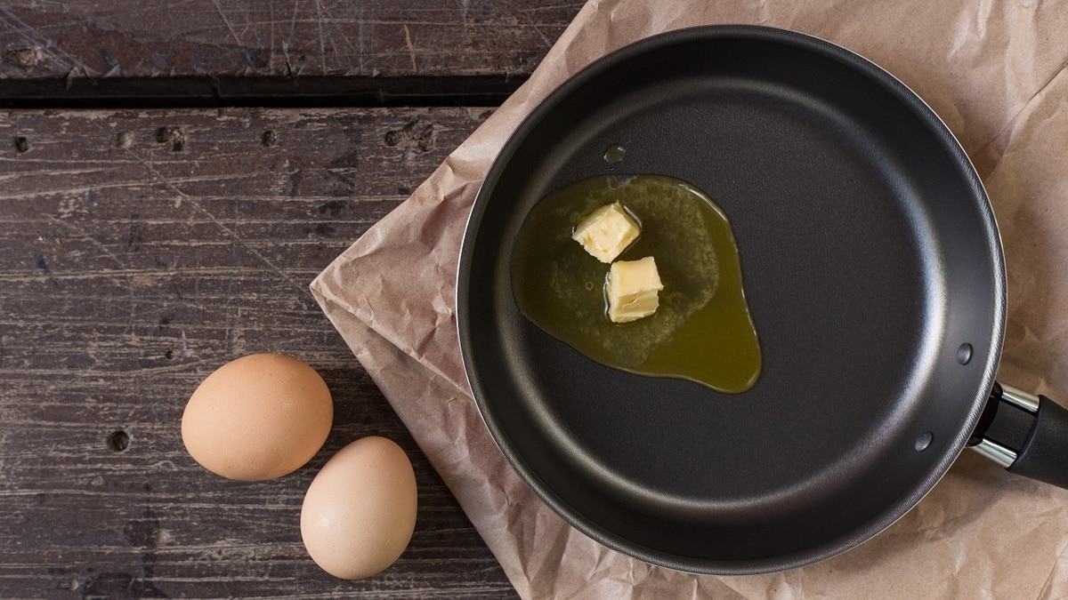 Что делать, чтобы сливочное масло не сгорало при жарке — кулинары поделились простым трюком