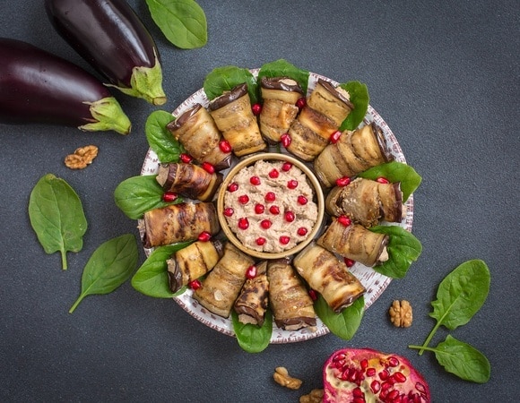 Идеальная закуска: простой рецепт рулетиков из баклажанов без чеснока и майонеза Идеальная закуска: простой рецепт рулетиков из баклажанов без чеснока и майонеза