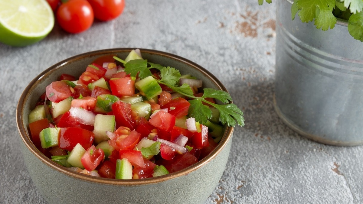 Огурцы и помидоры «не дружат» в одном салате? Эксперт поставила точку в этом споре