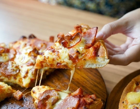 Можно ли есть пиццу, оставленную на столе на ночь? Можно ли есть пиццу, оставленную на столе на ночь?