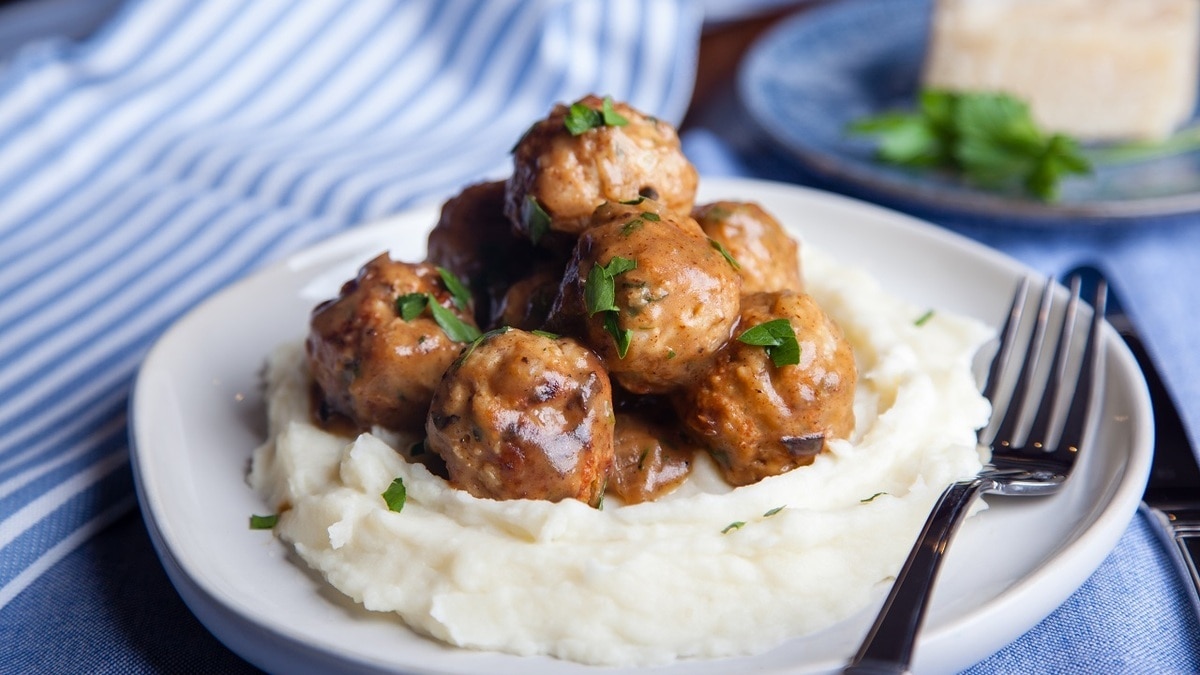 Быстро, вкусно и без лишних калорий: рецепт тефтелей, которые можно даже малышам Быстро, вкусно и без лишних калорий: рецепт тефтелей, которые можно даже малышам