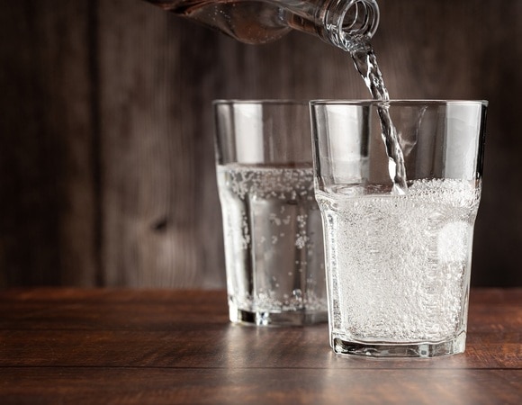 Обычная или газированная: какая вода полезнее? Врачи удивили ответом Обычная или газированная: какая вода полезнее? Врачи удивили ответом