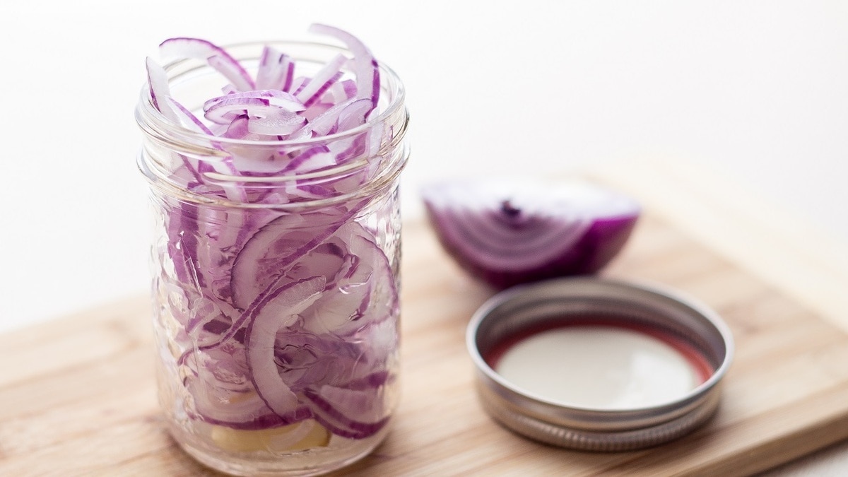Как замариновать лук в уксусе: кулинары раскрыли точные пропорции ингредиентов Как замариновать лук в уксусе: кулинары раскрыли точные пропорции ингредиентов