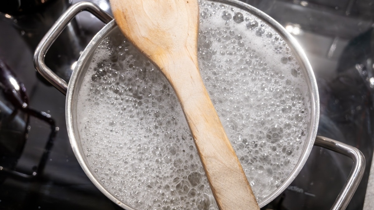 Не сливайте воду из-под макарон! Вот 3 дела вне кухни, в которых она очень пригодится 