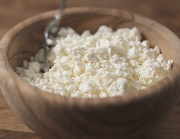 Заменители и добавки не пройдут! Найден простой способ проверить творог на натуральность 