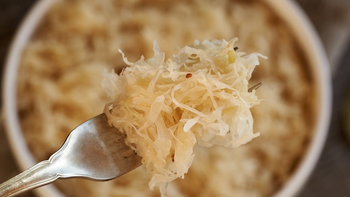 Диетолог рассказала о пользе квашеной капусты и кваса при похудении