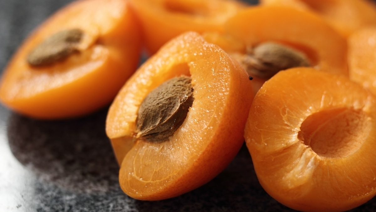 Правда ли, что абрикосовая косточка — ядовита? Врач сказала, как не отравиться фруктом