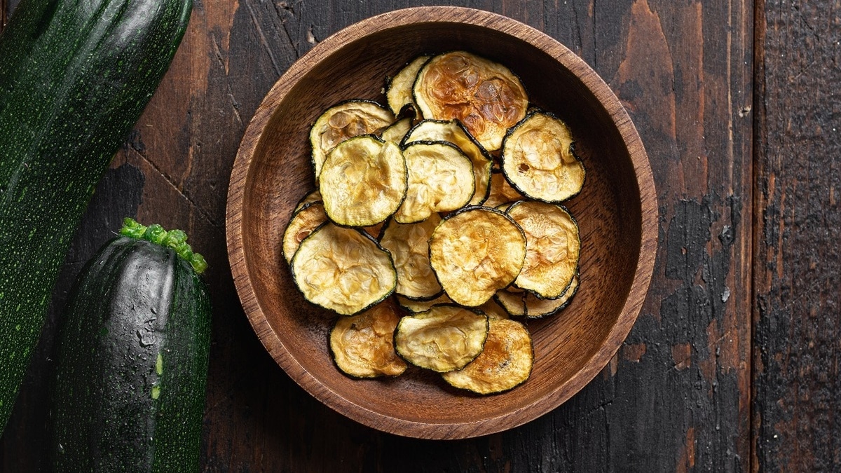 Как из магазина, но полезнее: готовим чипсы из кабачка за 10 минут — дети их точно оценят!