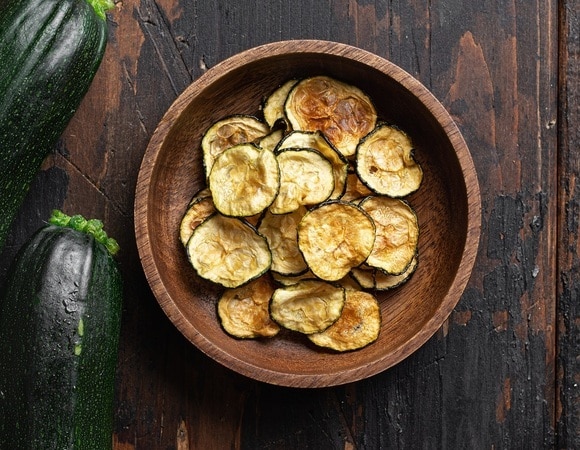 Как из магазина, но полезнее: готовим чипсы из кабачка за 10 минут — дети их точно оценят!