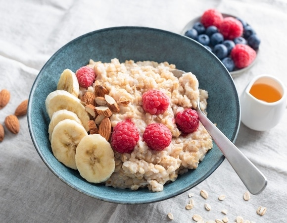 Просто так не ешьте: нутрициолог сказала, что добавить в утреннюю кашу для большей пользы