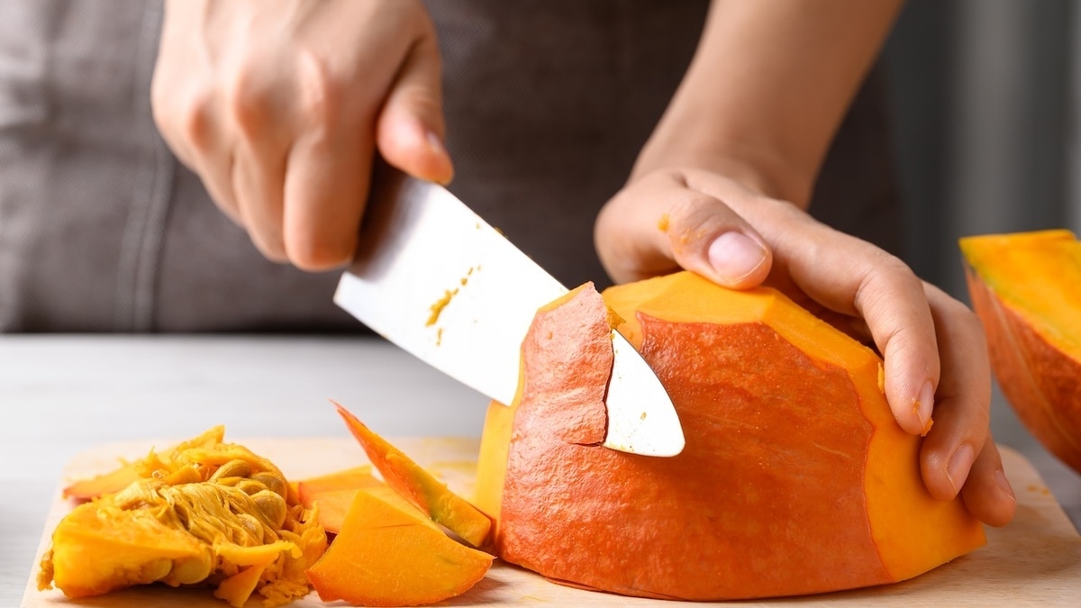Как быстро разделать жесткую тыкву — вот способ, требующий минимальных усилий Как быстро разделать жесткую тыкву — вот способ, требующий минимальных усилий