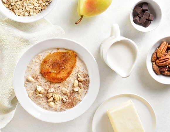 Диетолог сравнила кашу на молоке и на воде — какая оказалась полезнее? 