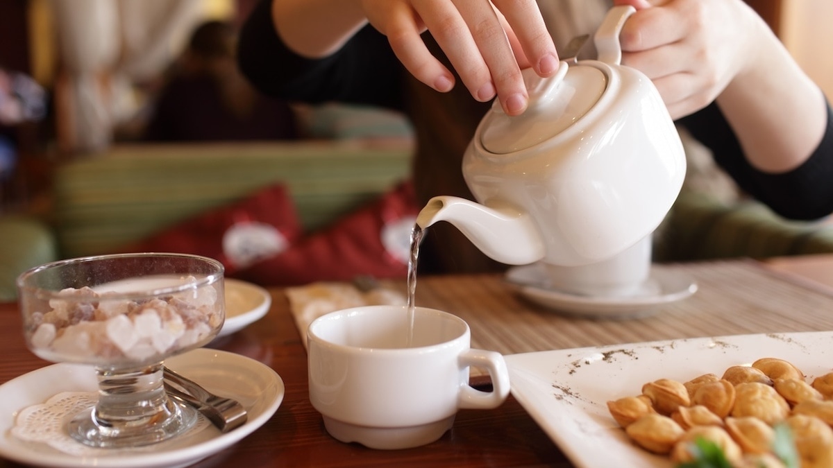 Вредным станет все: названы продукты, которые «железно» нельзя запивать чаем