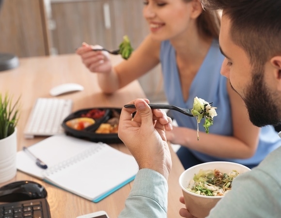 Диетолог подсказала, чем перекусить в офисе, чтобы не набрать вес