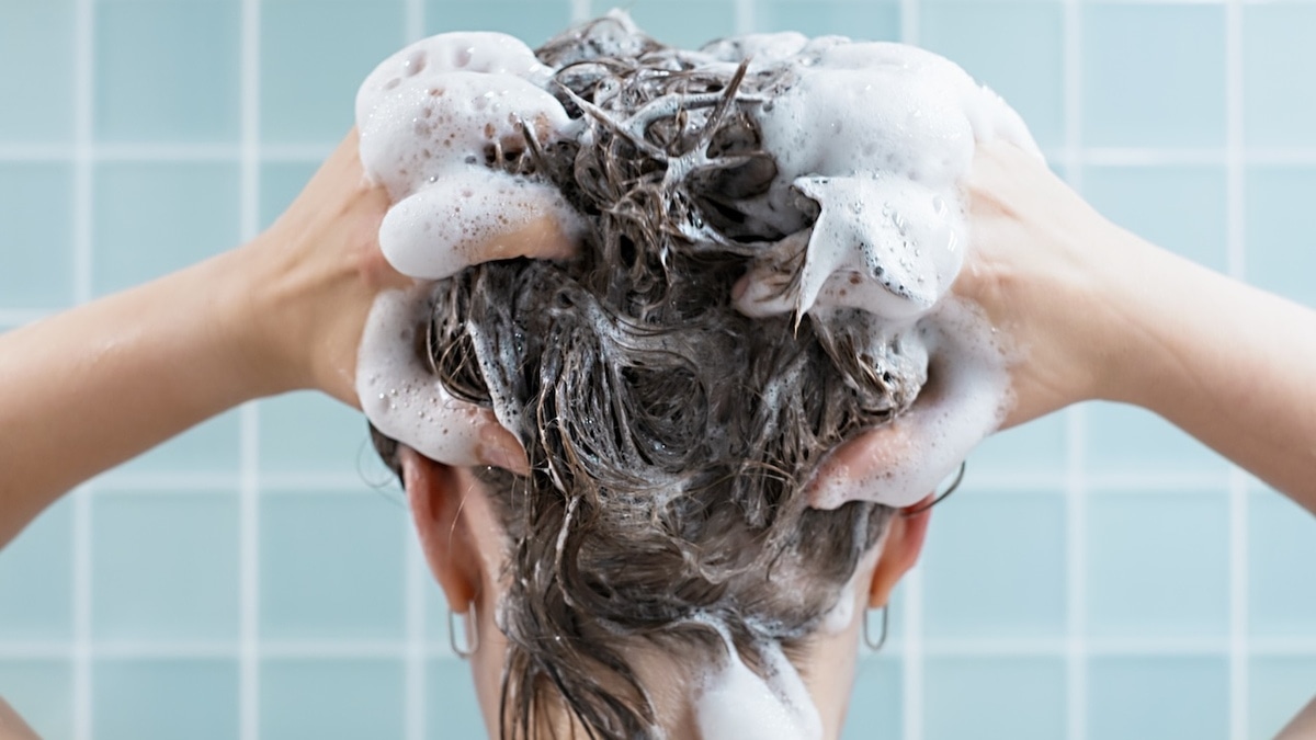 Когда лучше мыть голову: утром или вечером? Эксперты сравнили оба варианта