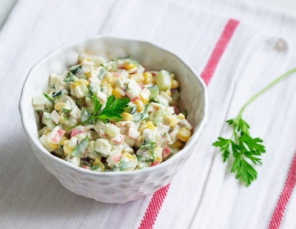 Как уменьшить калорийность «крабового» салата без потери вкуса — лайфхаки от «Едим Дома» Как уменьшить калорийность «крабового» салата без потери вкуса — лайфхаки от «Едим Дома»