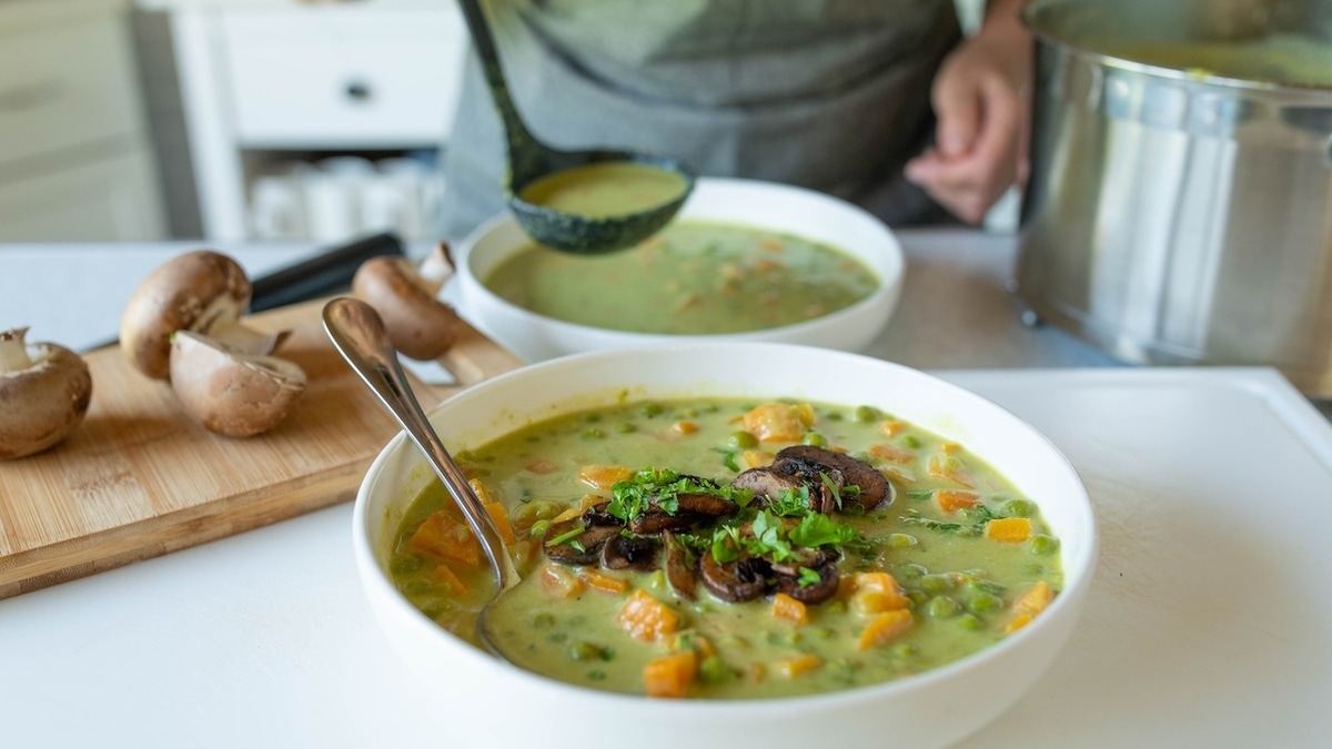 Грибы, гранат, сливки и не только: что добавить в гороховый суп для яркого вкуса? 