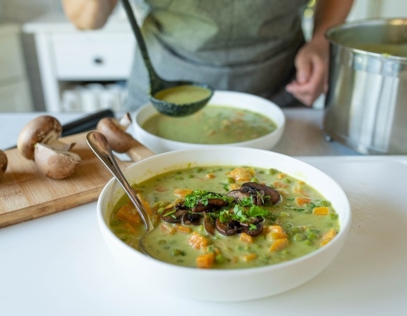 Грибы, гранат, сливки и не только: что добавить в гороховый суп для яркого вкуса? 