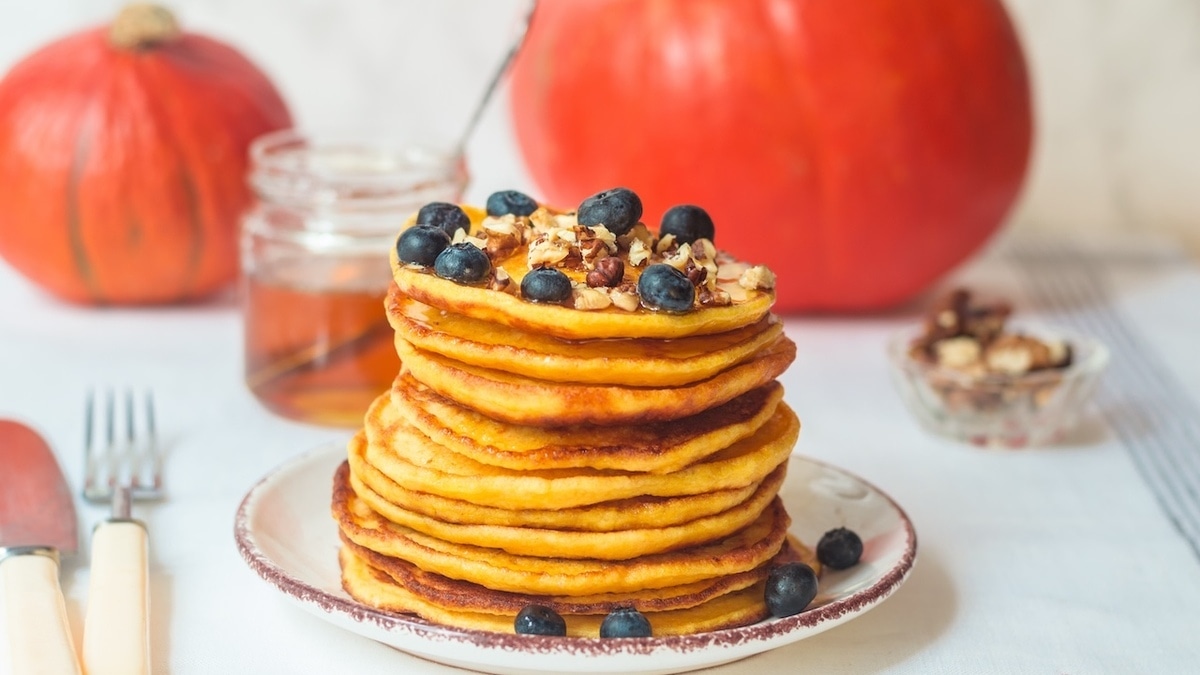 Тыквенные оладьи, которые готовятся за «мгновение» — рецепт осеннего завтрака от «Едим Дома» Тыквенные оладьи, которые готовятся за «мгновение» — рецепт осеннего завтрака от «Едим Дома»