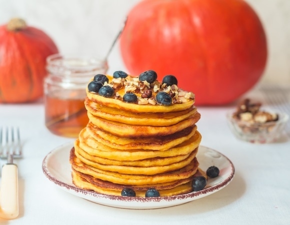 Тыквенные оладьи, которые готовятся за «мгновение» — рецепт осеннего завтрака от «Едим Дома» Тыквенные оладьи, которые готовятся за «мгновение» — рецепт осеннего завтрака от «Едим Дома»