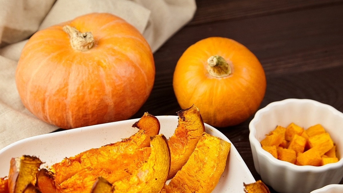 Нежная и ароматная: простой рецепт запеченной тыквы, ее даже не придется очищать от кожуры Нежная и ароматная: простой рецепт запеченной тыквы, ее даже не придется очищать от кожуры