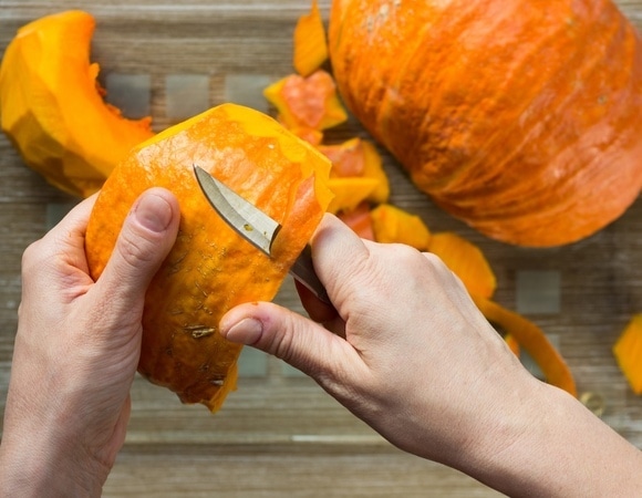 Только не выбрасывайте! Названы 3 способа оригинально использовать тыквенную кожуру Только не выбрасывайте! Названы 3 способа оригинально использовать тыквенную кожуру