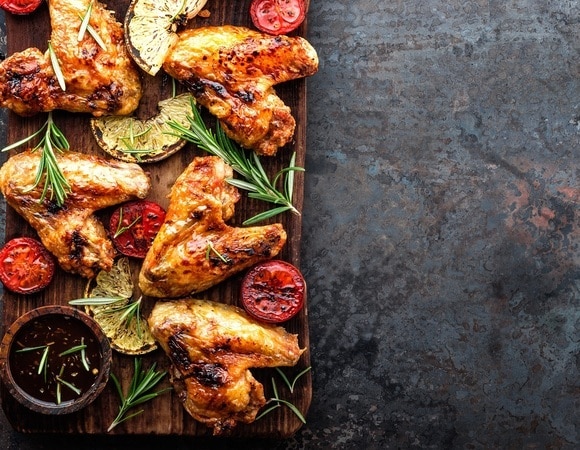 Как вкусно запечь куриные крылышки — с этим маринадом они получатся сочнее жареных Как вкусно запечь куриные крылышки — с этим маринадом они получатся сочнее жареных