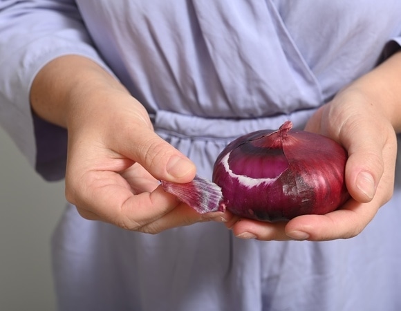 Никаких слез: 3 «рабочих» совета, которые помогут резать лук и не плакать Никаких слез: 3 «рабочих» совета, которые помогут резать лук и не плакать