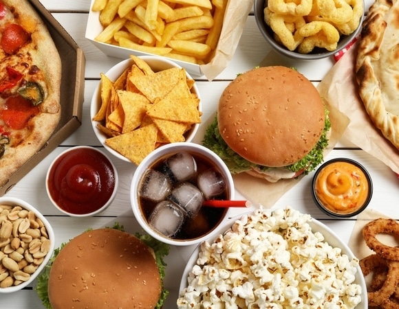 Гастроэнтеролог подсказал, как снизить вредность фастфуда — вот что нужно сделать после перекуса