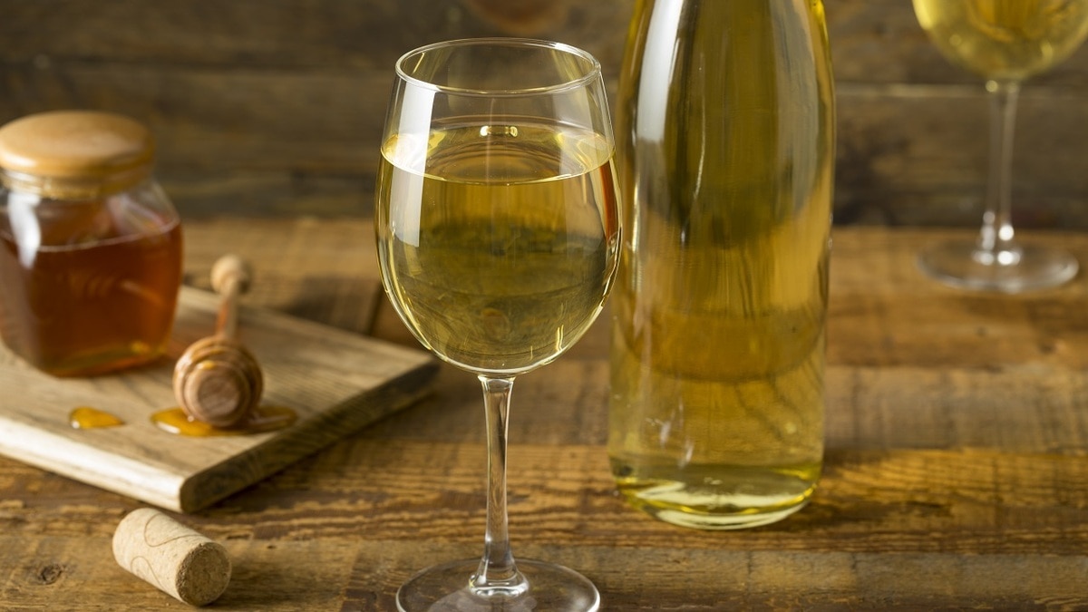 Как приготовить медовуху в домашних условиях: секреты и лучшие рецепты от «Едим Дома» Как приготовить медовуху в домашних условиях: секреты и лучшие рецепты от «Едим Дома»