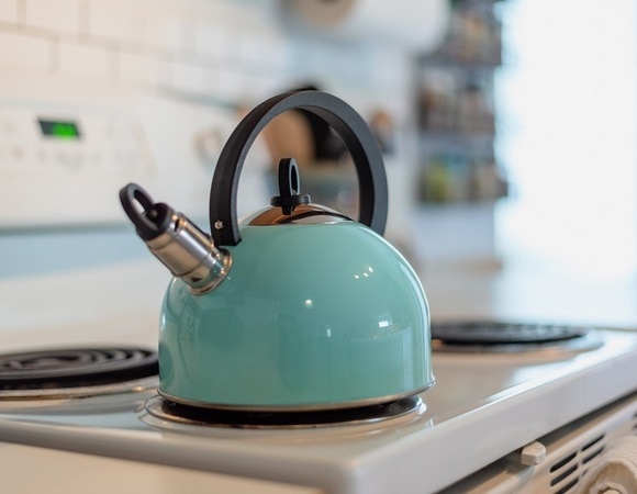 Лайфхак из СССР: как быстро и просто очистить чайник от накипи Лайфхак из СССР: как быстро и просто очистить чайник от накипи