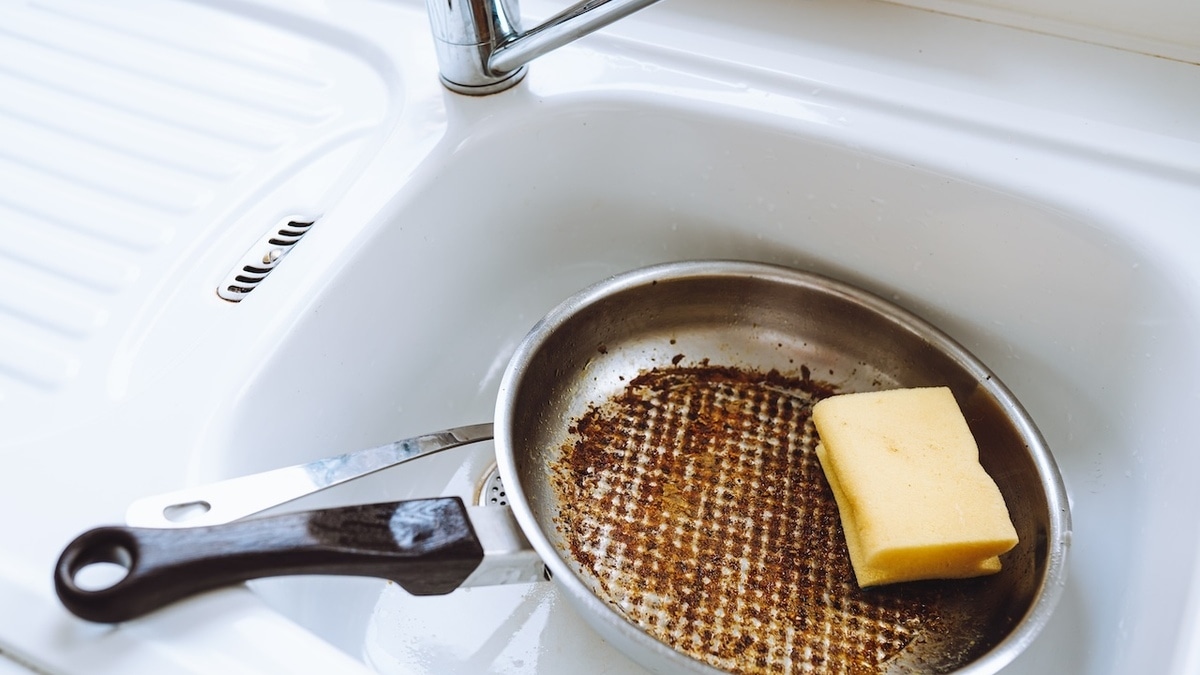 Можно ли сливать остатки масла в раковину? Вот что говорят эксперты