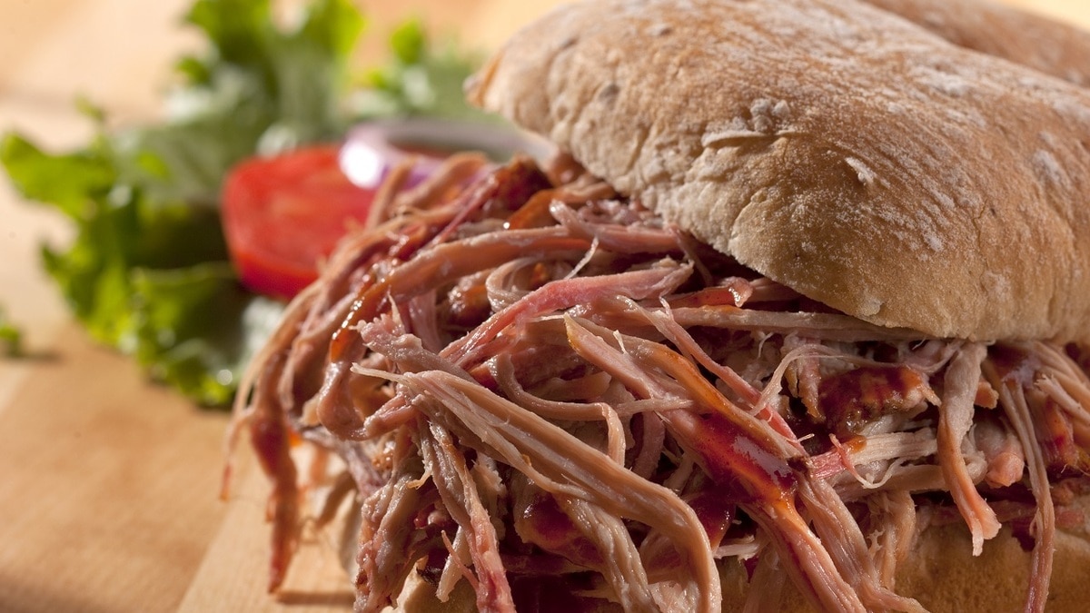 Как приготовить рваную свинину в мультиварке — мясо с легкостью распадется на волокна Как приготовить рваную свинину в мультиварке — мясо с легкостью распадется на волокна