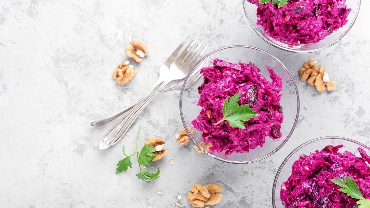 Идея для обеда и ужина: рецепт вкусного салата со свеклой без майонеза