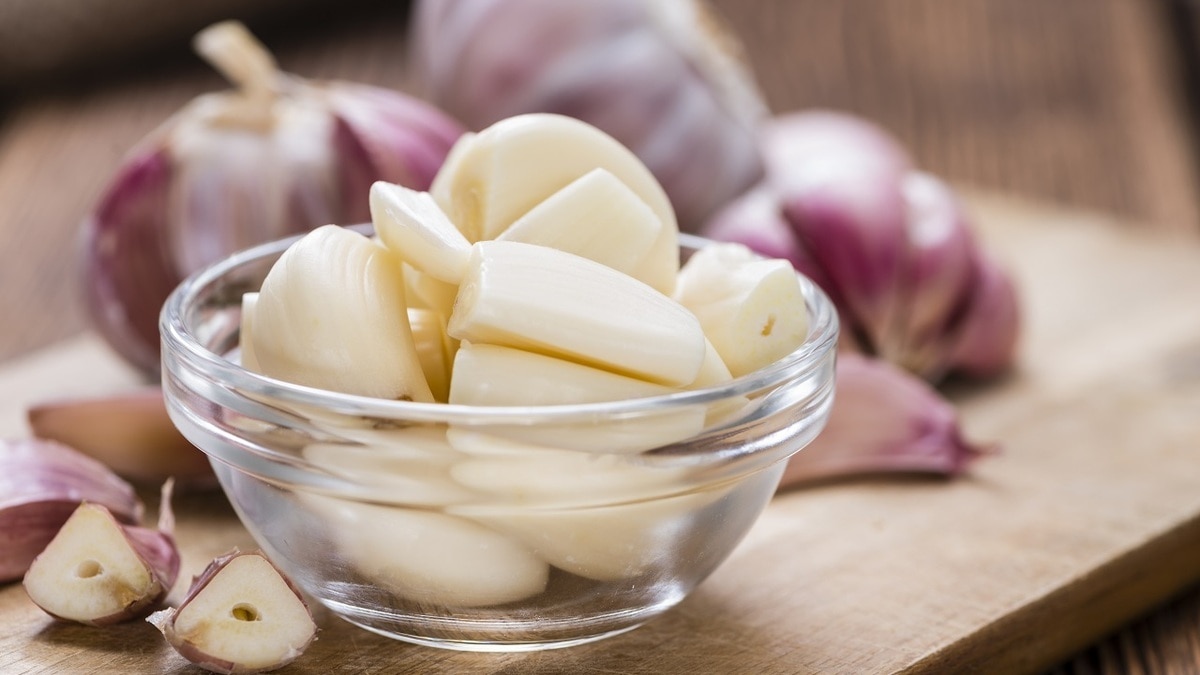 Как почистить чеснок за 10 секунд — нож не понадобится, а руки останутся чистыми!