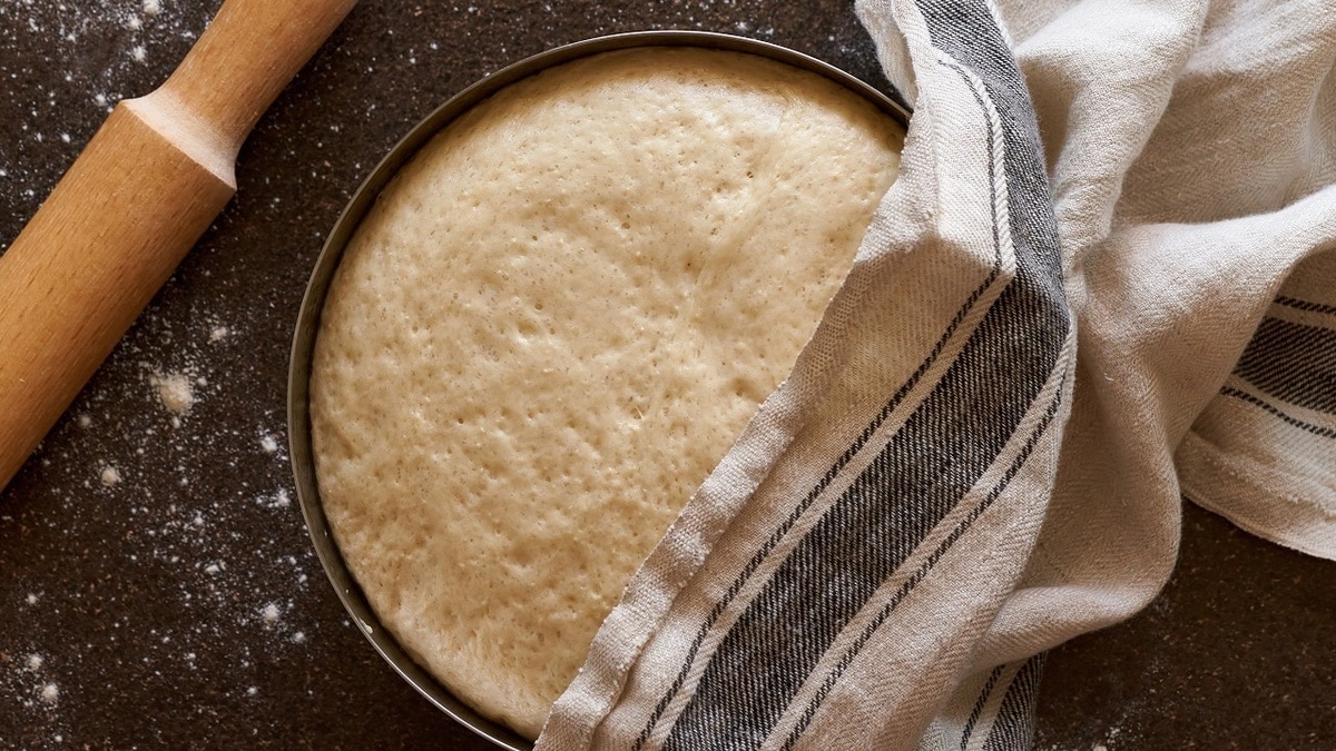 Для пирогов, пиццы и даже хачапури: рецепт универсального теста на кефире