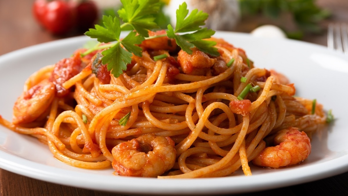 Вкусная, яркая, сезонная: рецепт необычной пасты с тыквой и креветками