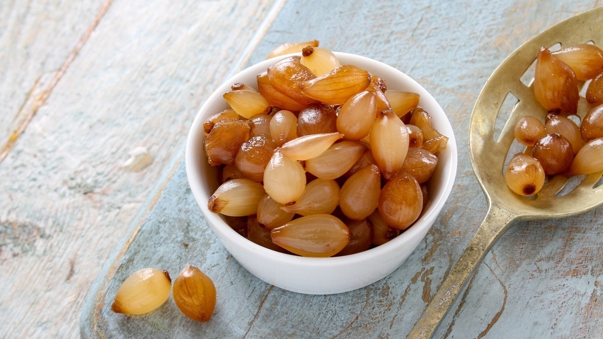 Идеален к праздничному столу: как замариновать лук-севок