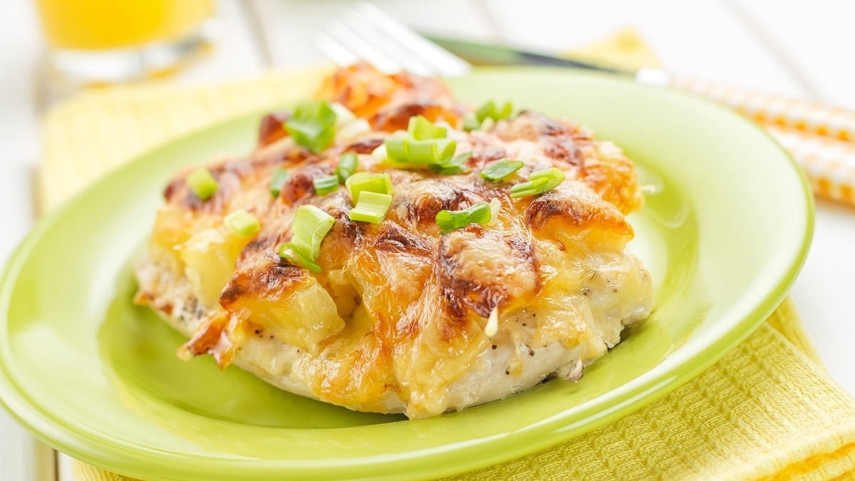 Полезный и сытный ужин за полчаса: как вкусно запечь куриную грудку