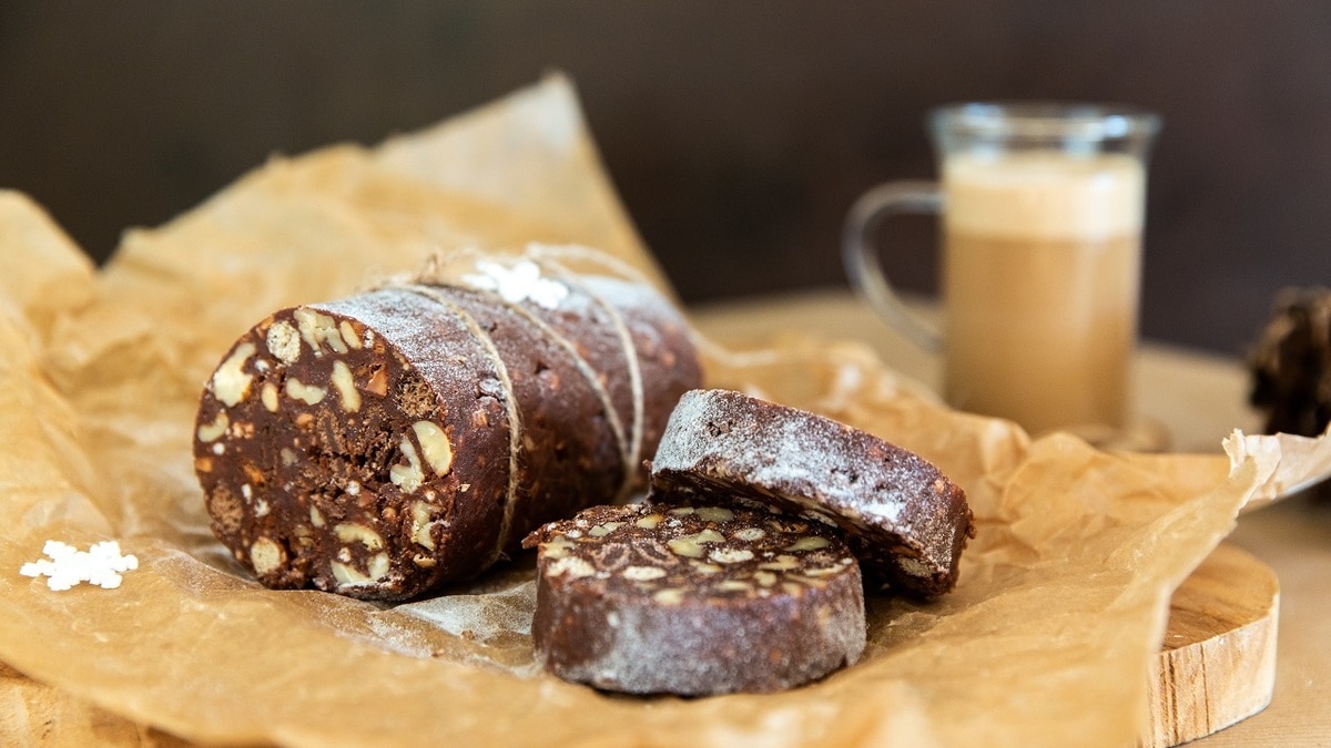 Прямиком из детства: самый простой рецепт шоколадной колбасы без сгущенки