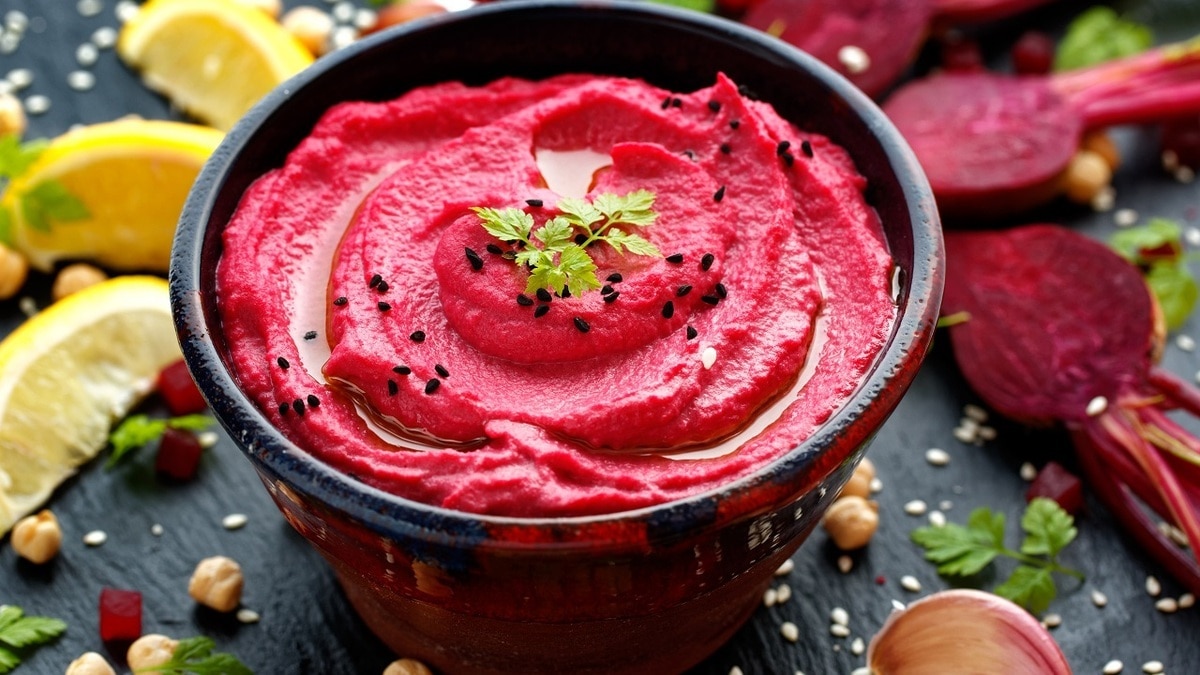 Вкусно, ярко и очень полезно: рецепт хумуса со свеклой и чесноком