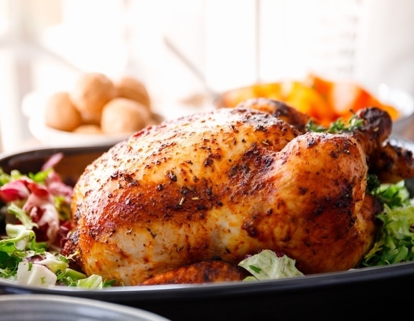 Стало известно, какую часть курицы врачи считают опасной — всегда избавляйтесь от нее 