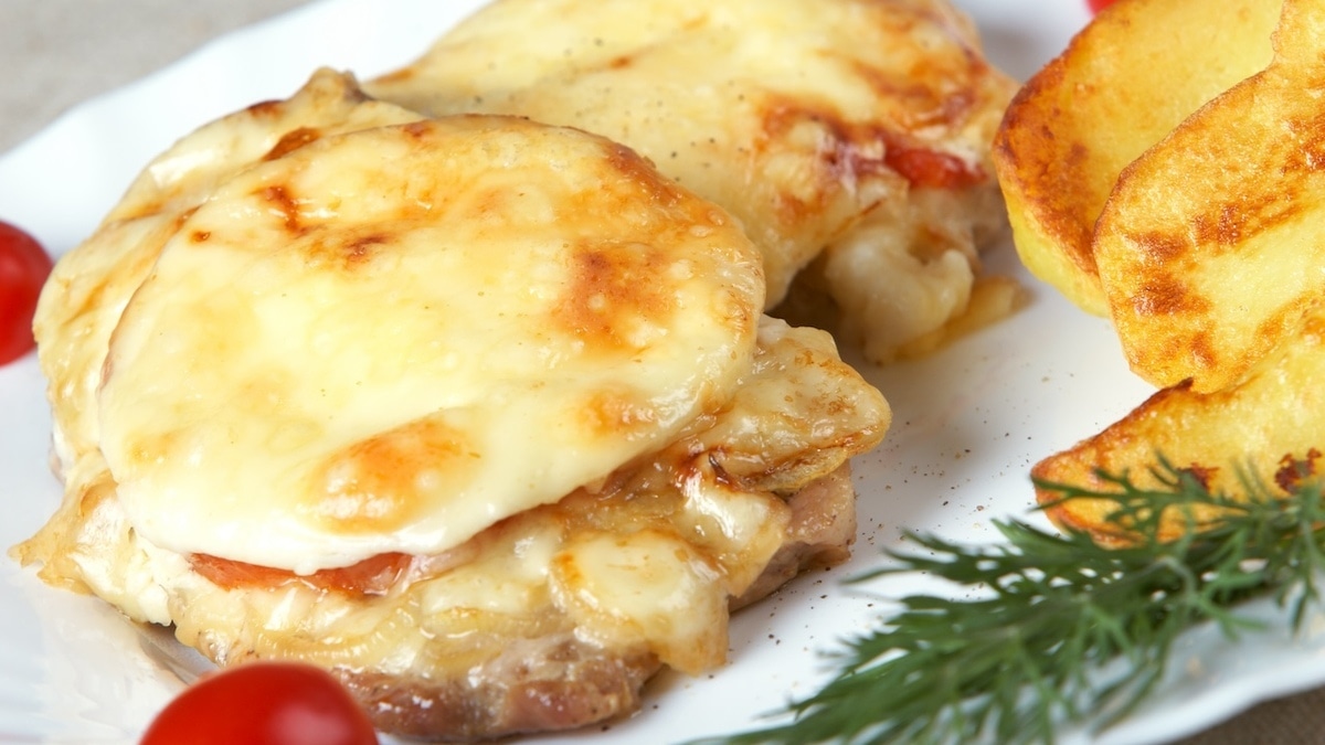 Названо самое вредное блюдо из мяса — главное, не подавать его на ужин