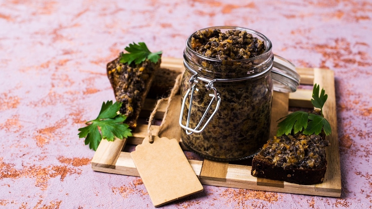 Что делать с прошлогодними запасами сушеных грибов? Вот рецепт вкусной икры