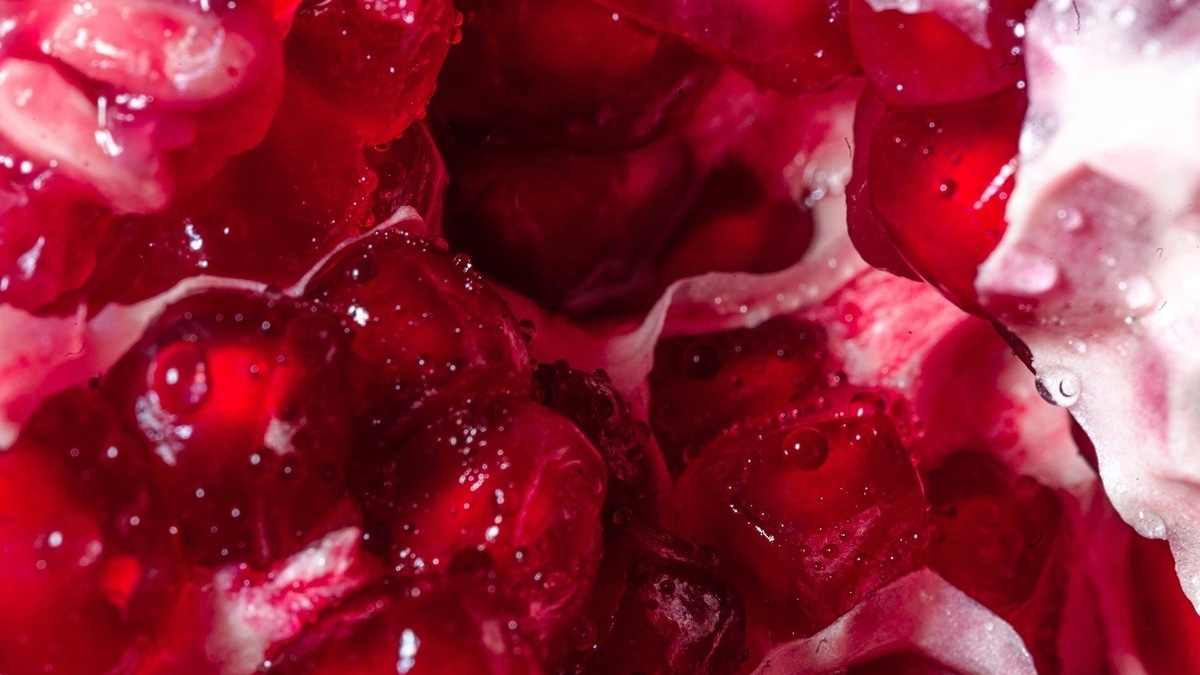 И зерна целы, и руки чистые: простой способ быстро почистить гранат