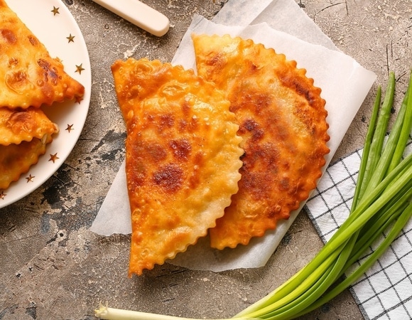 Не забудьте водку и пиво: как замешать идеальное тесто для чебуреков? Не забудьте водку и пиво: как замешать идеальное тесто для чебуреков?