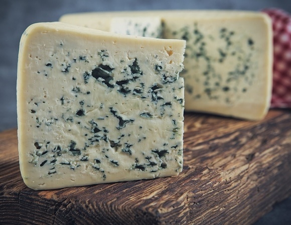 «Берегите бронхи и легкие»: какие болезни может вызвать сыр с плесенью