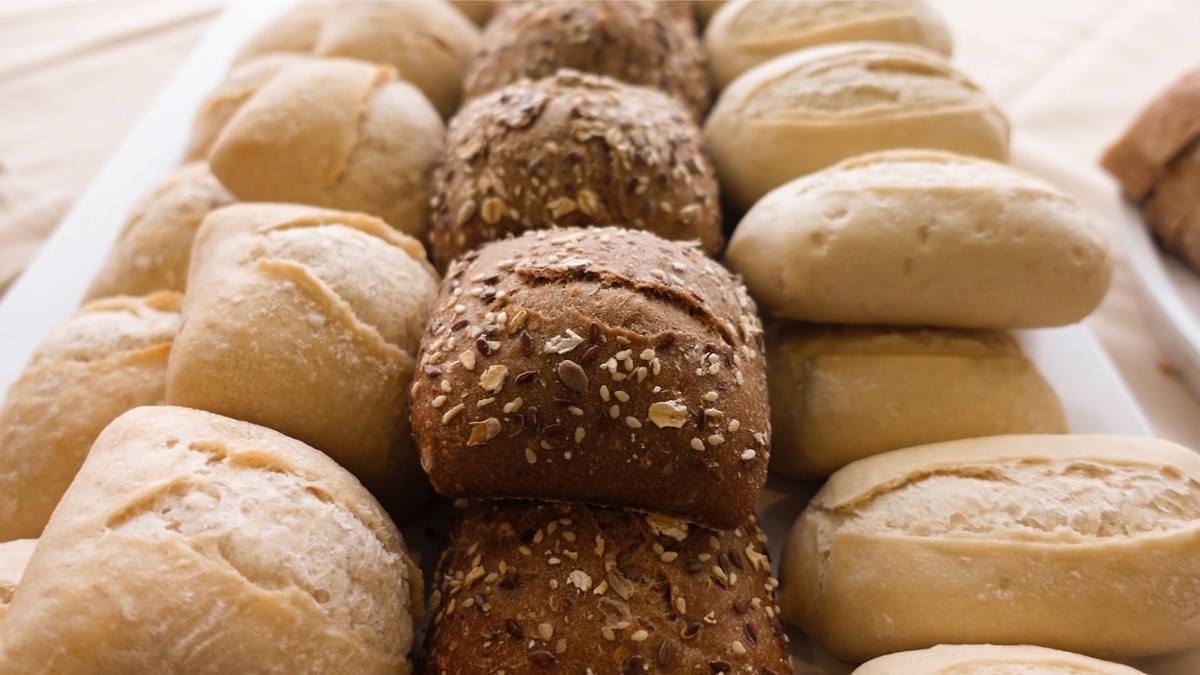 Есть ли разница между хлебом из пекарни и из магазина? Ответили эксперты