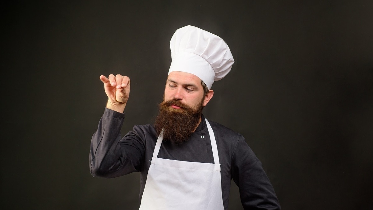 Это не просто эффектный жест: почему опытные повара добавляют соль в еду с большой высоты