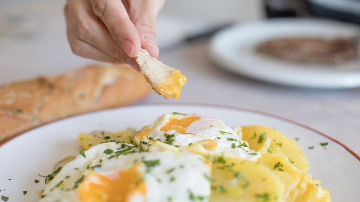 Как приготовить идеальную «глазунью» — кулинары поделились простыми трюками